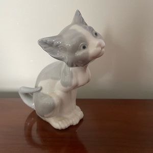 Lladro feed me cat figurine